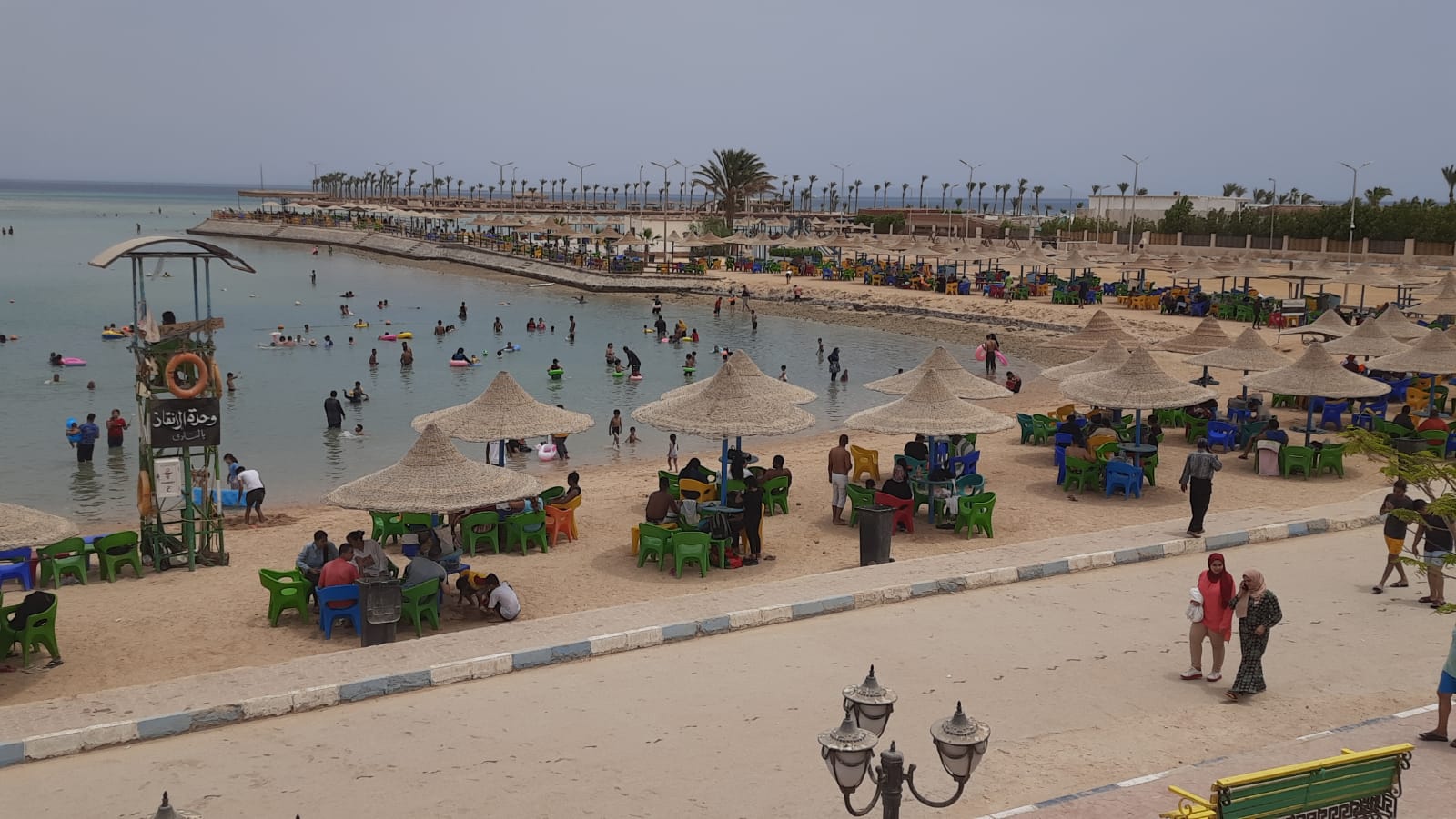 إقبال المواطنين على شواطئ الغردقة 