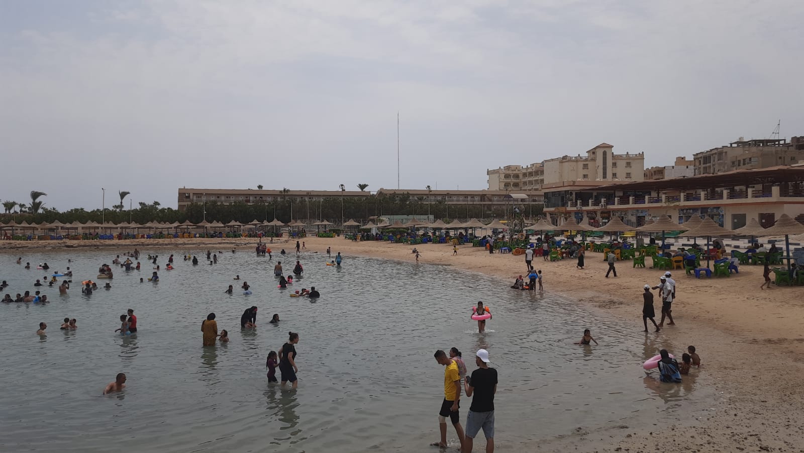 إقبال المواطنين على شواطئ الغردقة 