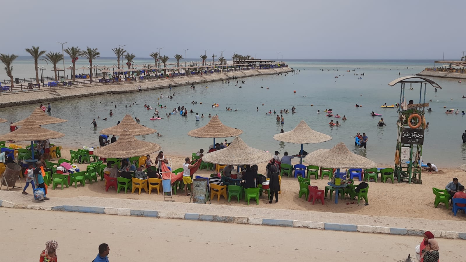 إقبال المواطنين على شواطئ الغردقة 