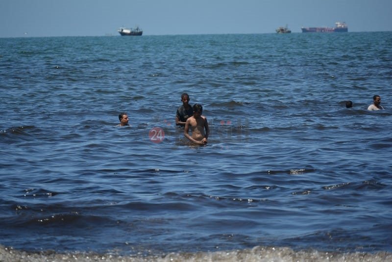 السواد يكسو مياه شاطئ بورسعيد ويمنع المصطافين من نزول البحر ويفسد فرحة ثاني أيام العيد