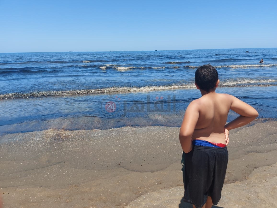 السواد يكسو مياه شاطئ بورسعيد