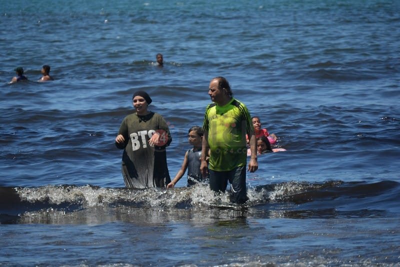 السواد يكسو مياه شاطئ بورسعيد