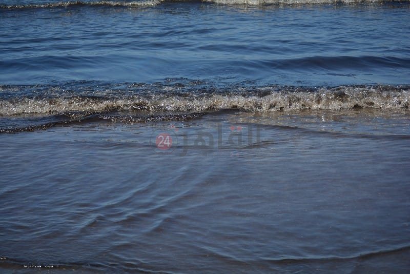 السواد يكسو مياه شاطئ بورسعيد