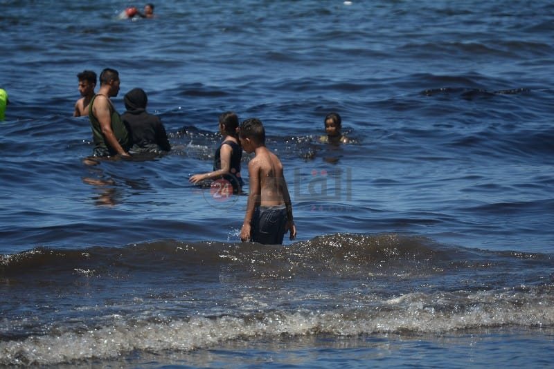 السواد يكسو مياه شاطئ بورسعيد