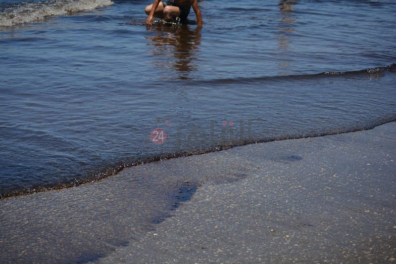 السواد يكسو مياه شاطئ بورسعيد