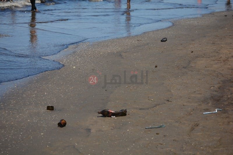 السواد يكسو مياه شاطئ بورسعيد