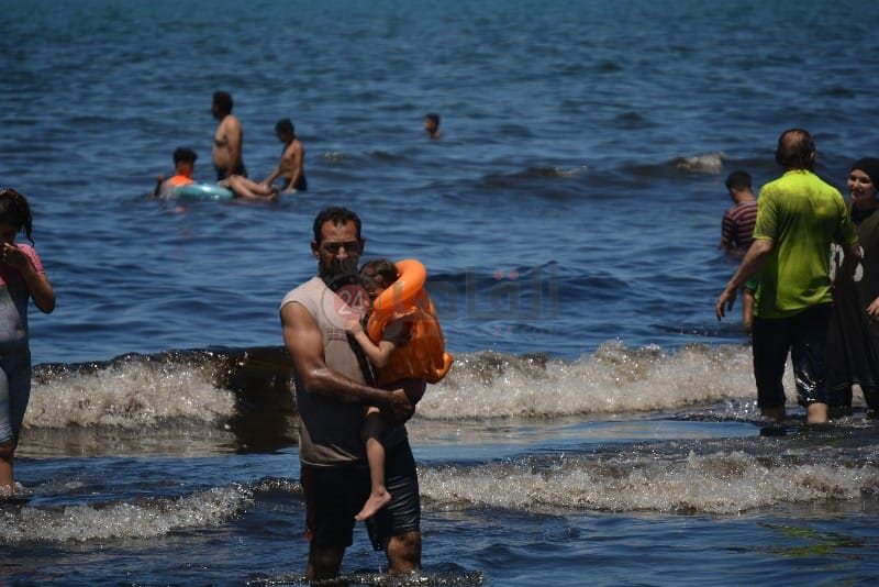 السواد يكسو مياه شاطئ بورسعيد