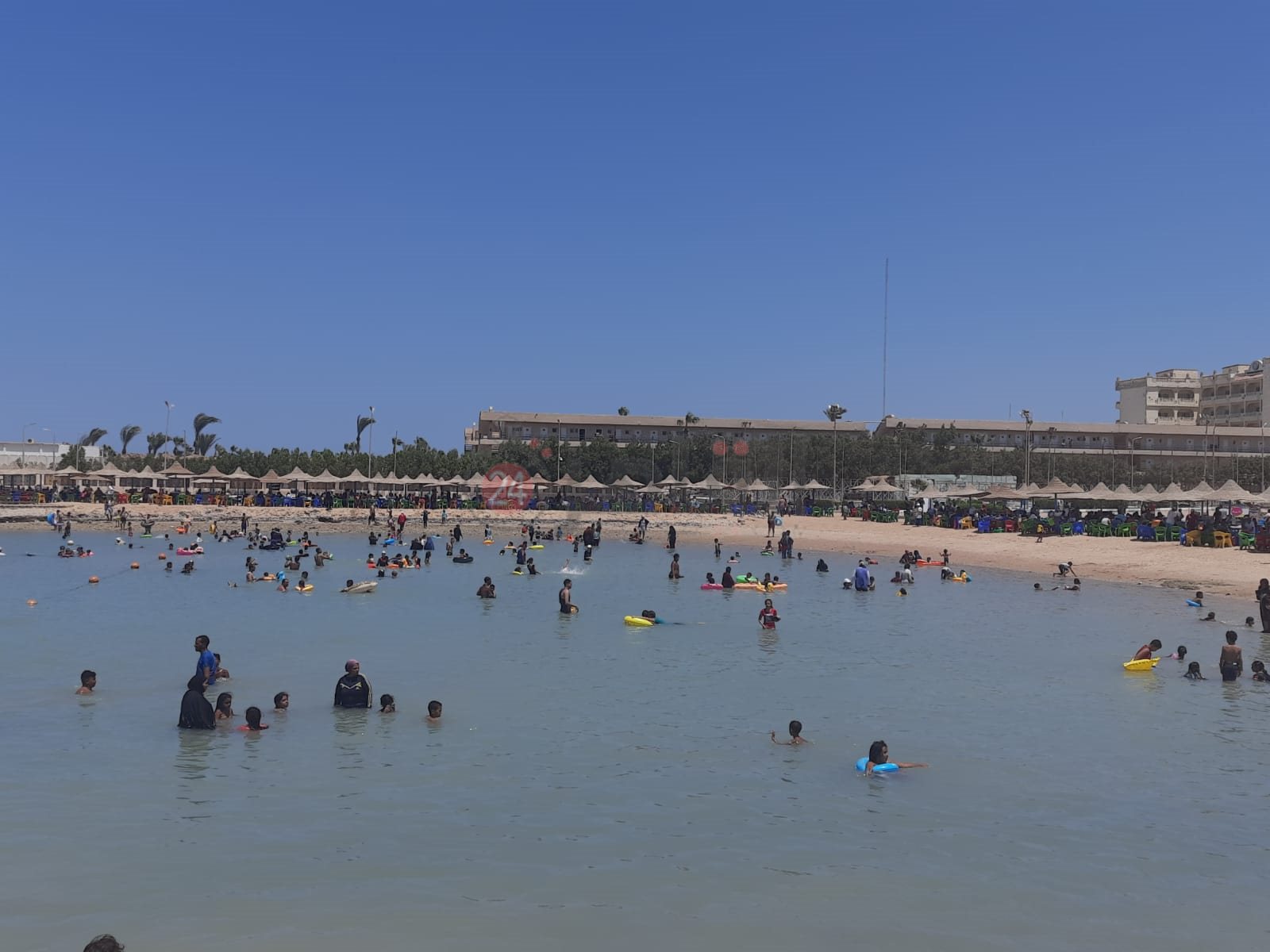 زحام على شواطئ الغردقة