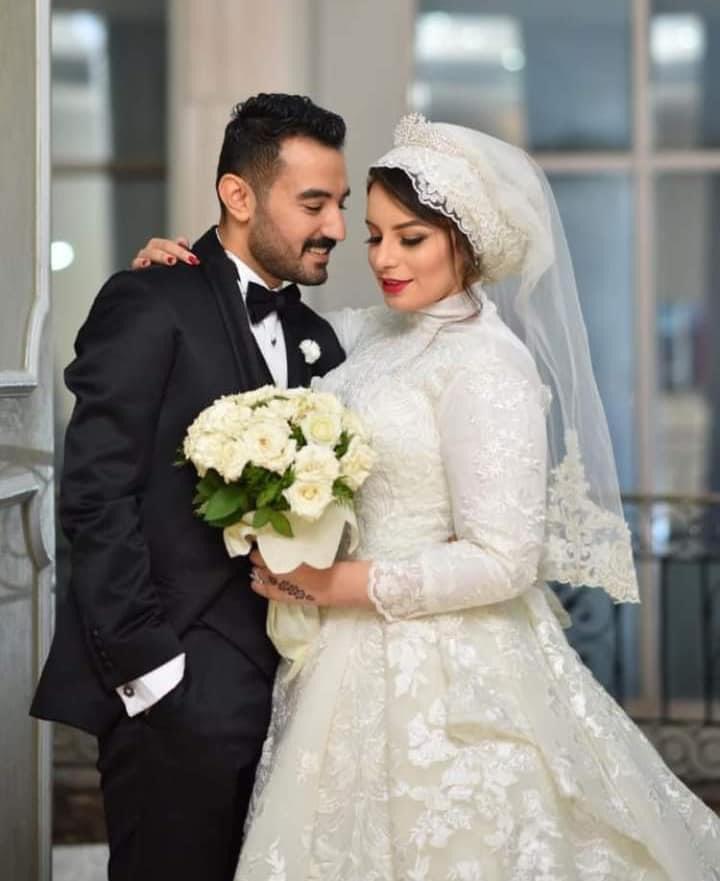 الطبيب والطبيبة أثناء حفل الزفاف 