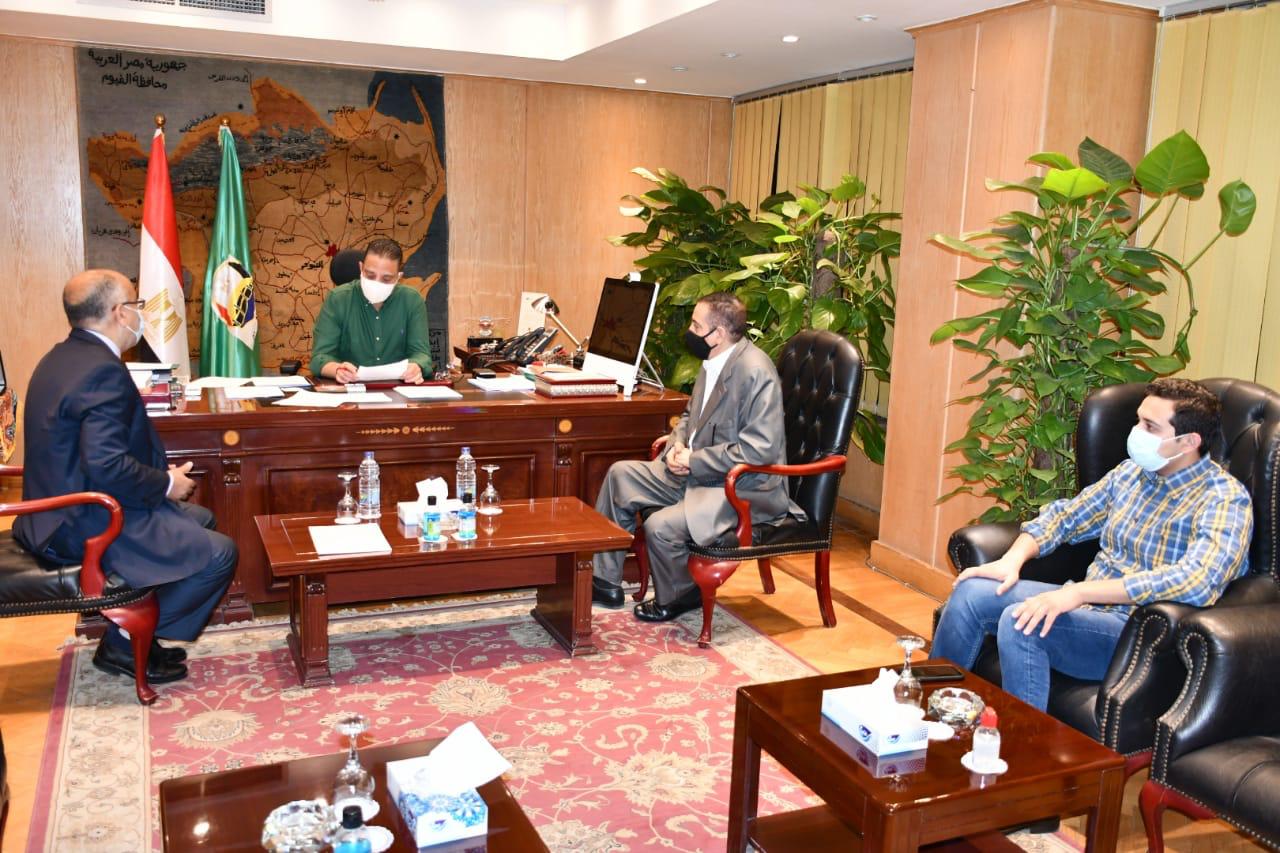 محافظ الفيوم يجتمع بنقيب الصيادلة