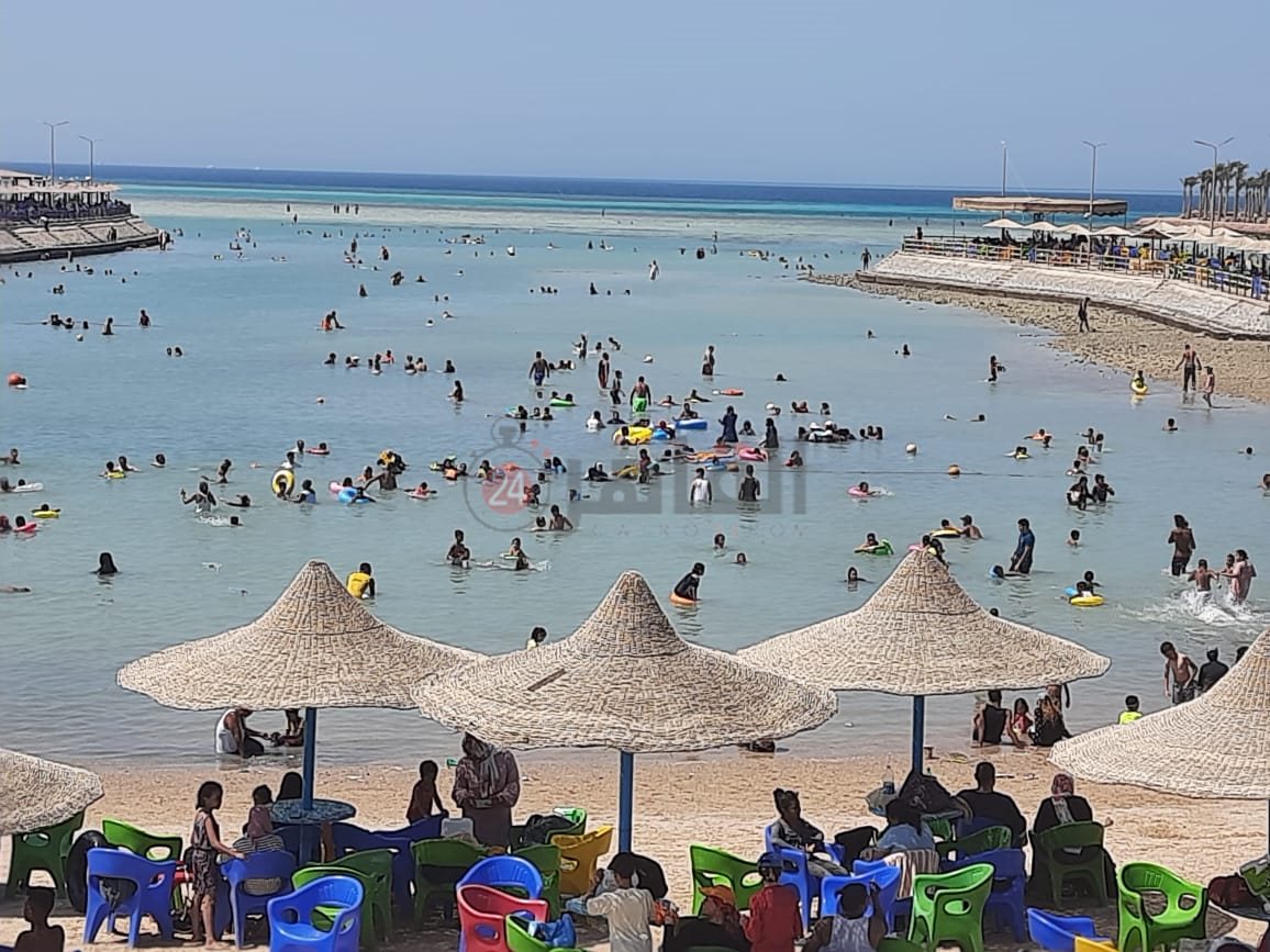 إقبال على شواطئ الغردقة هربًا من ارتفاع درجات الحرارة