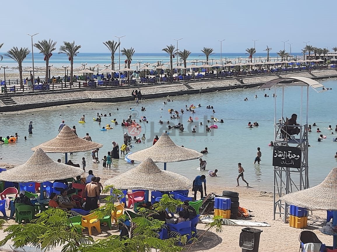 إقبال على شواطئ الغردقة هربًا من ارتفاع درجات الحرارة