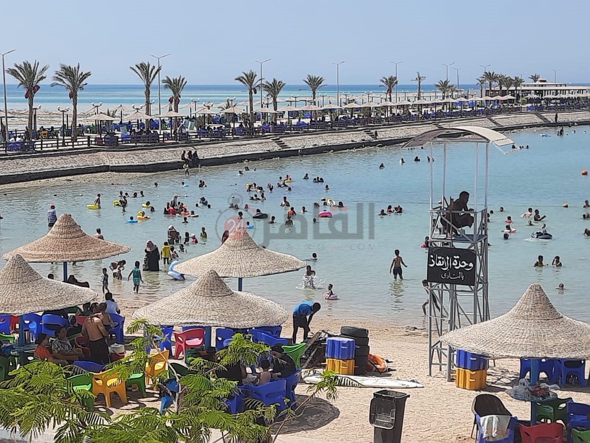 إقبال على شواطئ الغردقة هربًا من ارتفاع درجات الحرارة