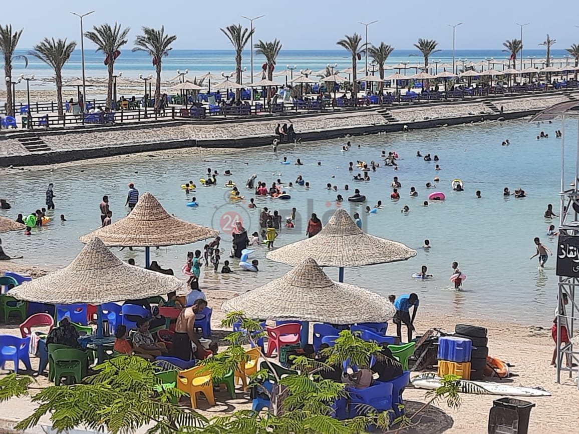 إقبال على شواطئ الغردقة هربًا من ارتفاع درجات الحرارة