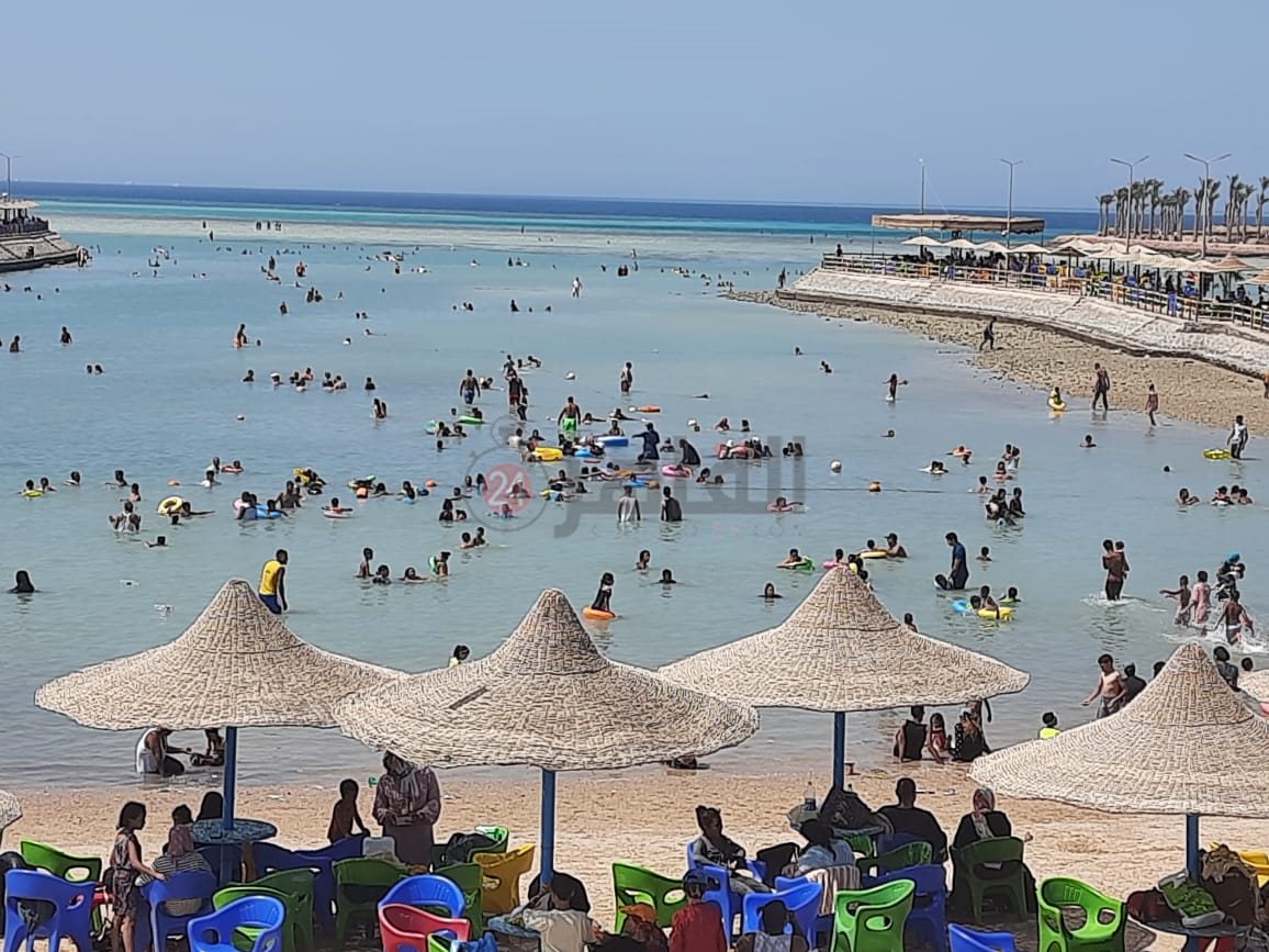 إقبال على شواطئ الغردقة هربًا من ارتفاع درجات الحرارة