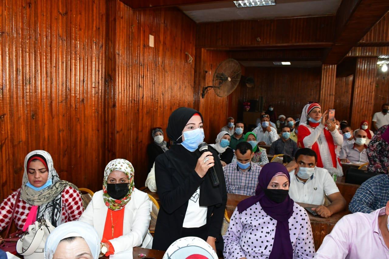 محافظ الفيوم يعقد لقاءا جماهيريا مع أهالي مركز طامية