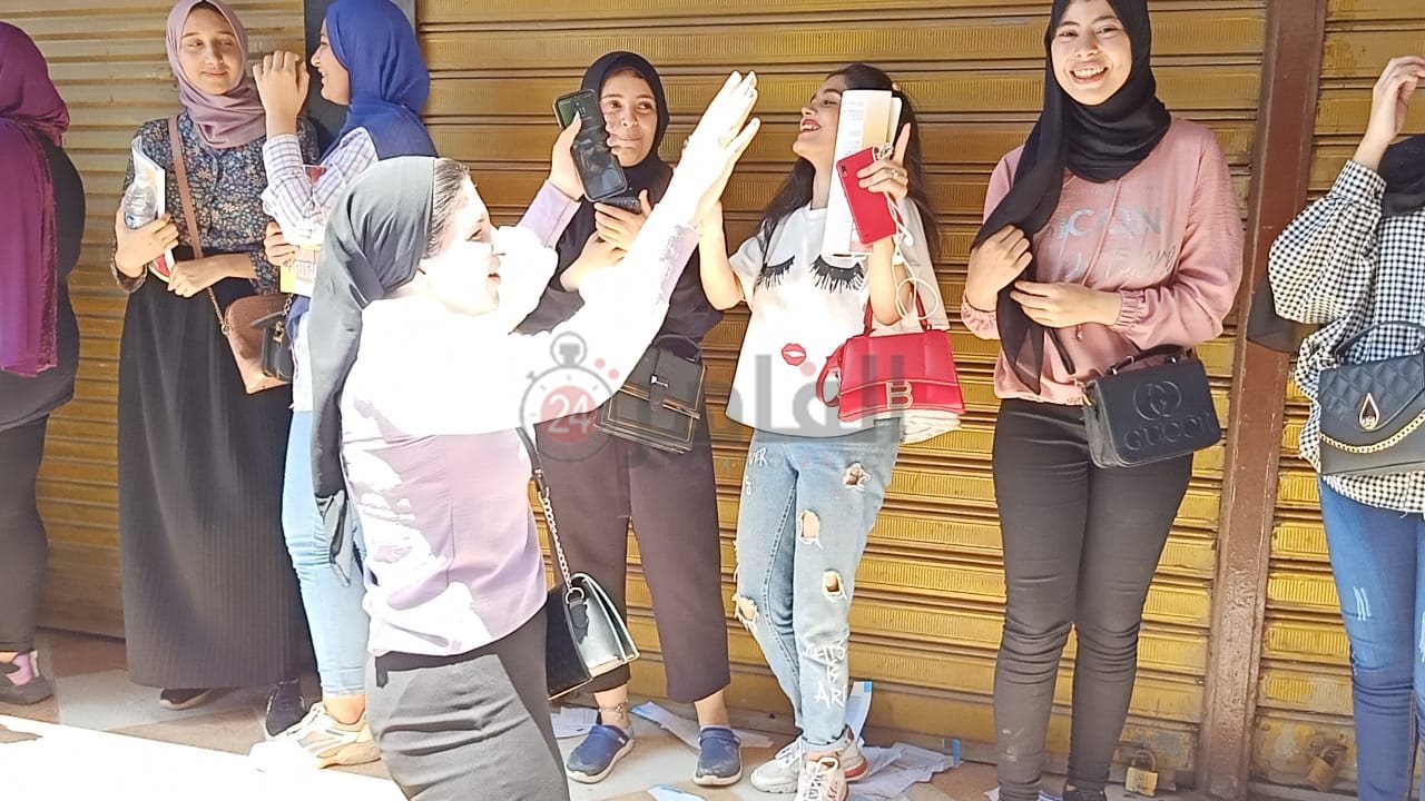  طلبة وطالبات الثانوية بالدقهلية يحتفلون بانتهاء ماراثون الامتحانات