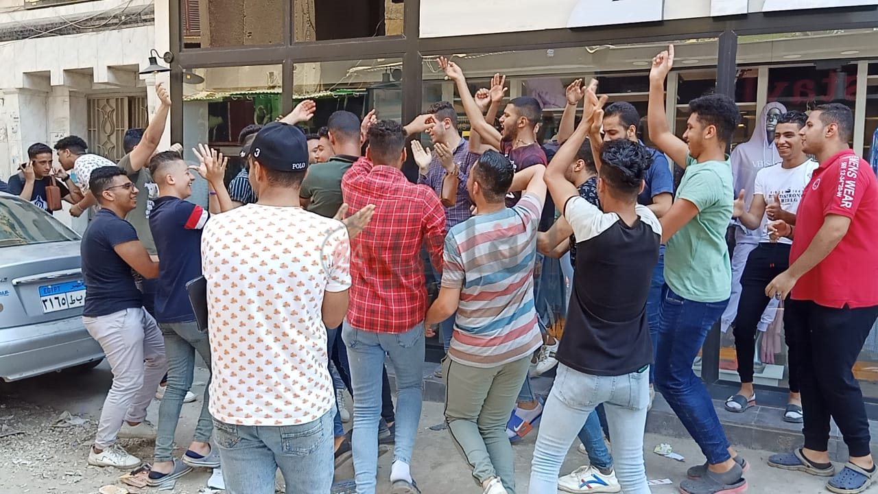  طلبة وطالبات الثانوية بالدقهلية يحتفلون بانتهاء ماراثون الامتحانات