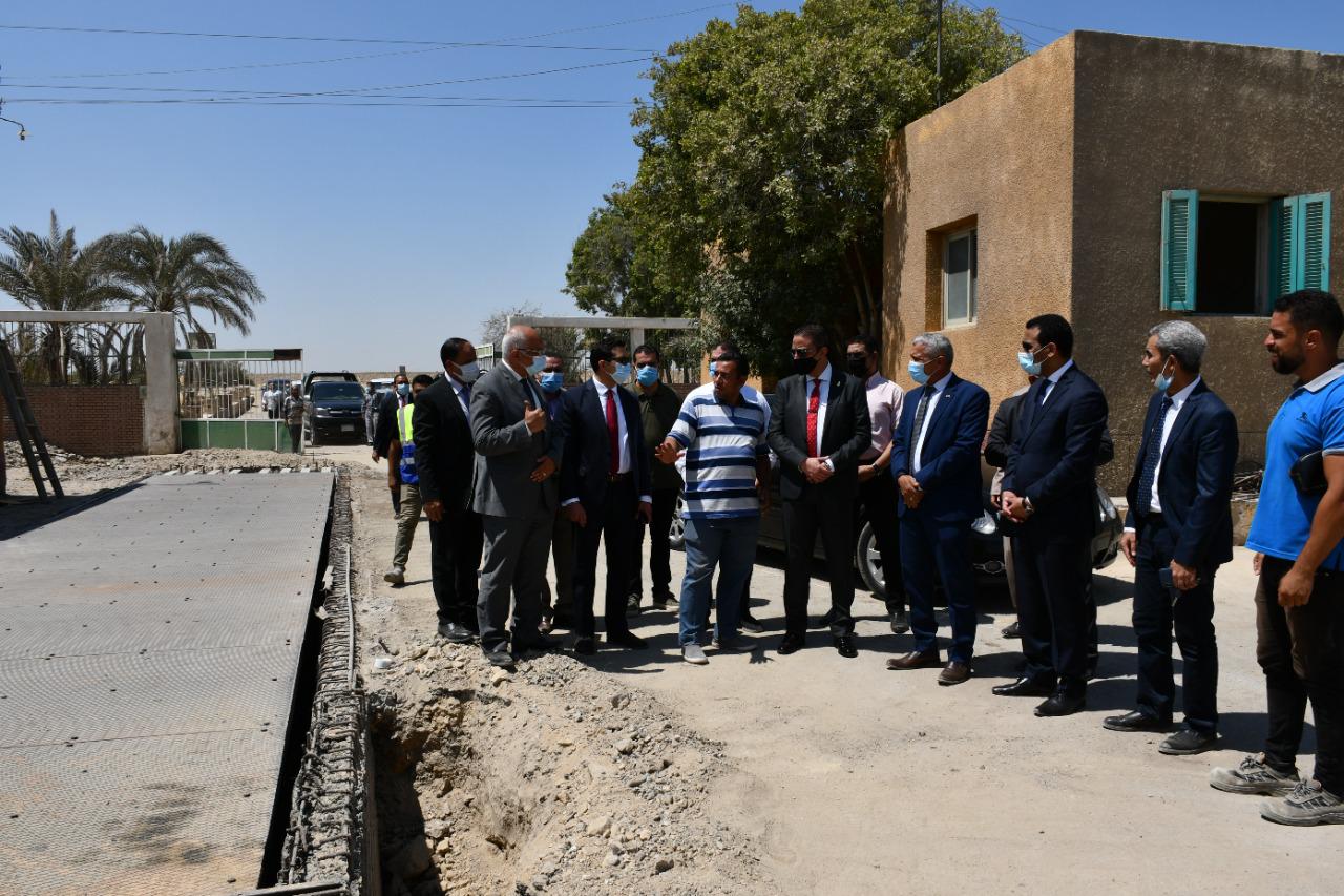 محافظ الفيوم ورئيس هيئة تنمية الصعيد يتفقدان مشروع الدواجن التكاملي