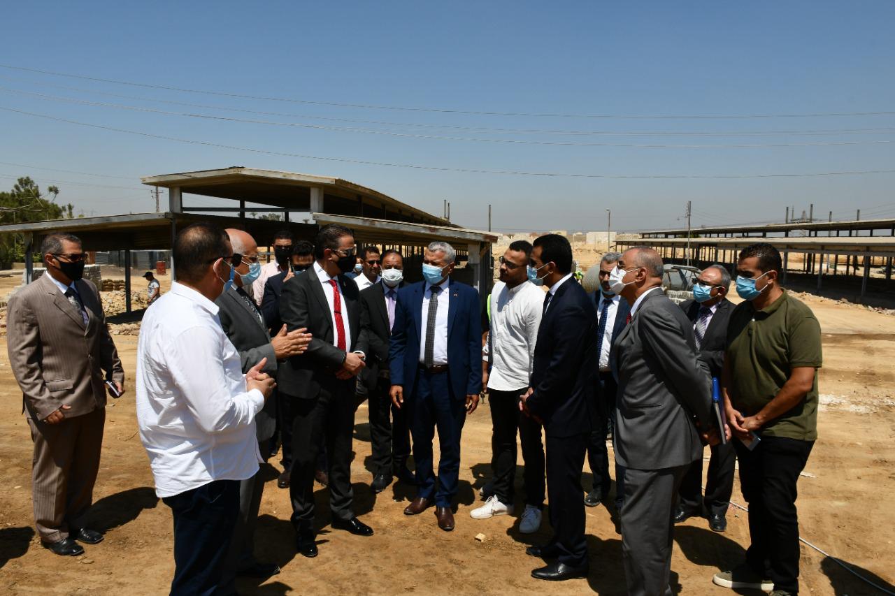 محافظ الفيوم ورئيس هيئة تنمية الصعيد يتفقدان مشروع الدواجن التكاملي