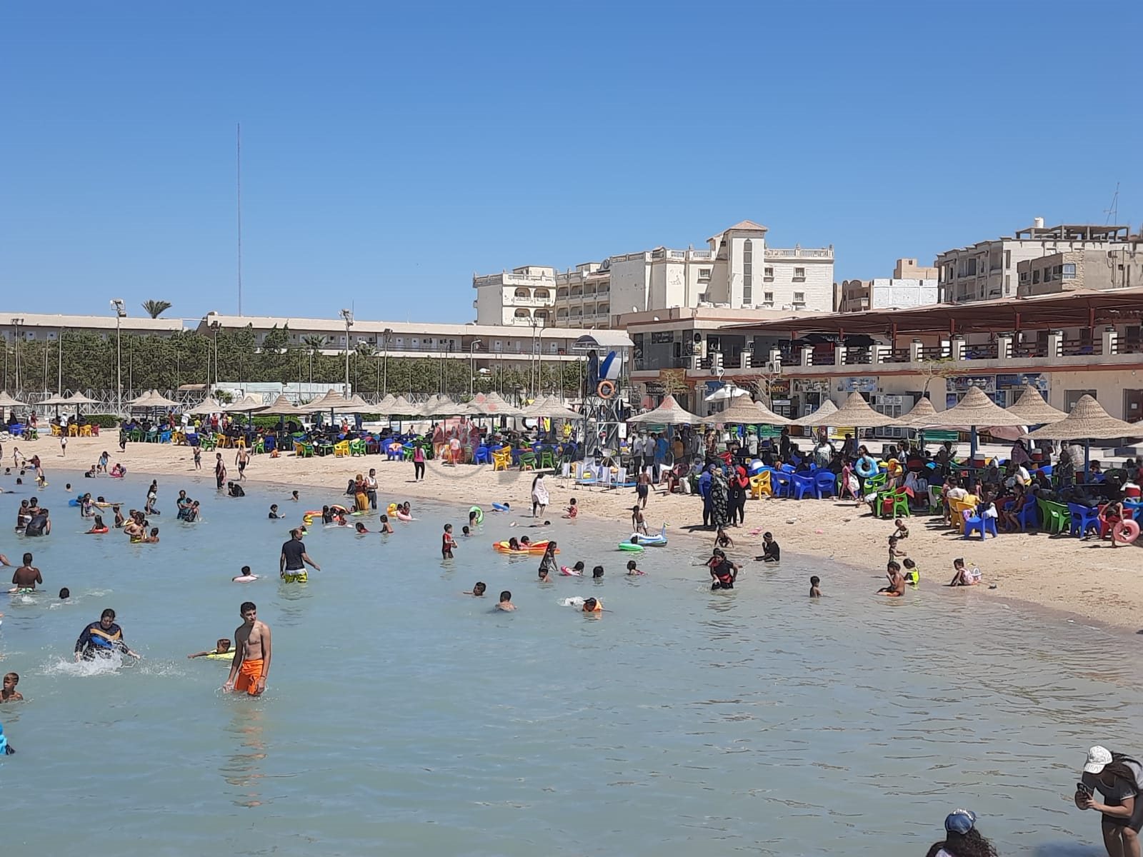 شواطئ الغردقة تستقبل مصطافيها خلال العطلة الأسبوعية 