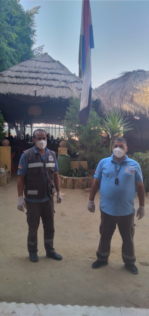 المُسعف علي مختار السيد برفقة زميل العمل