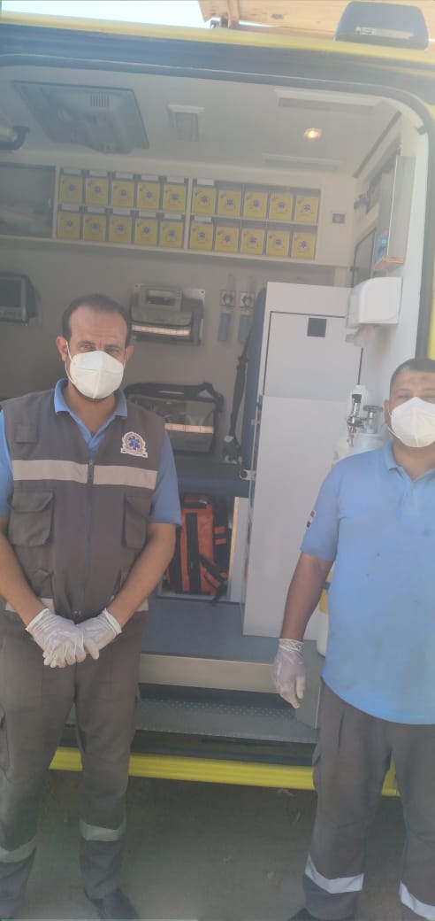 المُسعف علي مختار السيد برفقة زميل العمل