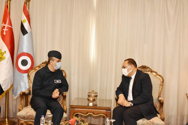 محافظ الشرقية ومدير الكلية الجوية الجديد