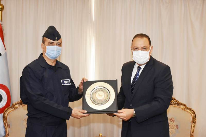 محافظ الشرقية يتبادل الدروع التذكارية مع مدير الكلية الجوية الجديد 02