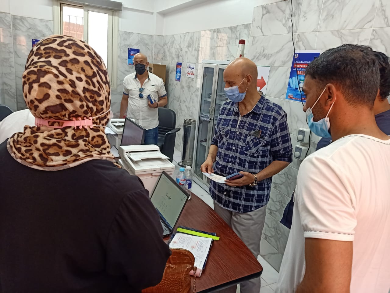 وكيل وزارة الصحة يتابع استخراج شهادات التطعيم ضد فيروس كورونا 03