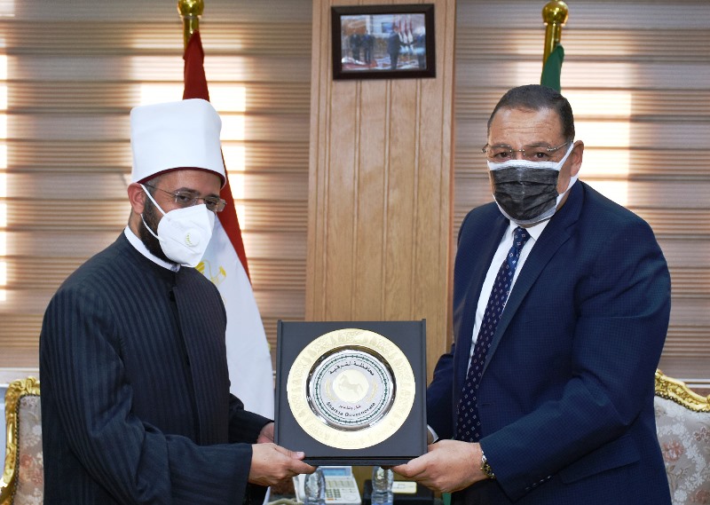 محافظ الشرقية يهدي الدكتور أسامة الأزهري درع المحافظة