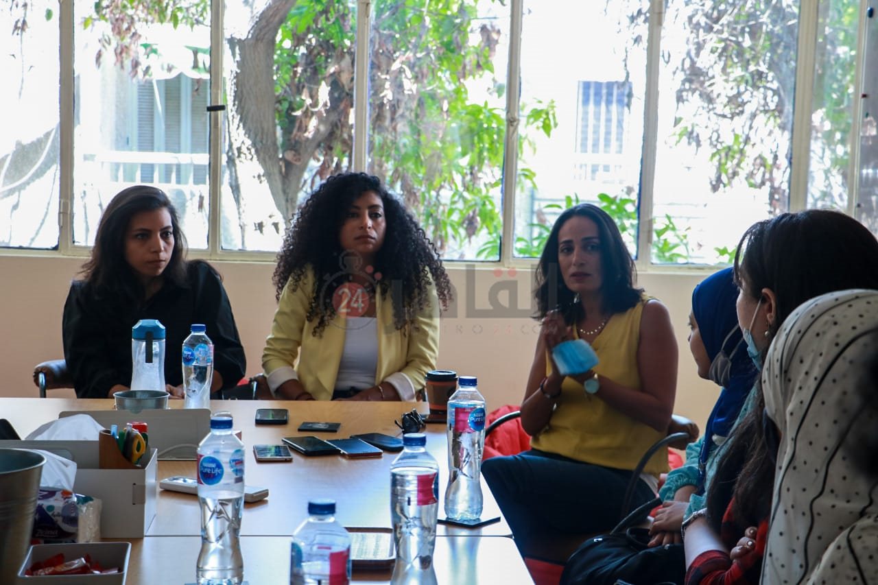 كاتبات ليه لأ خلال حديثهن (2)