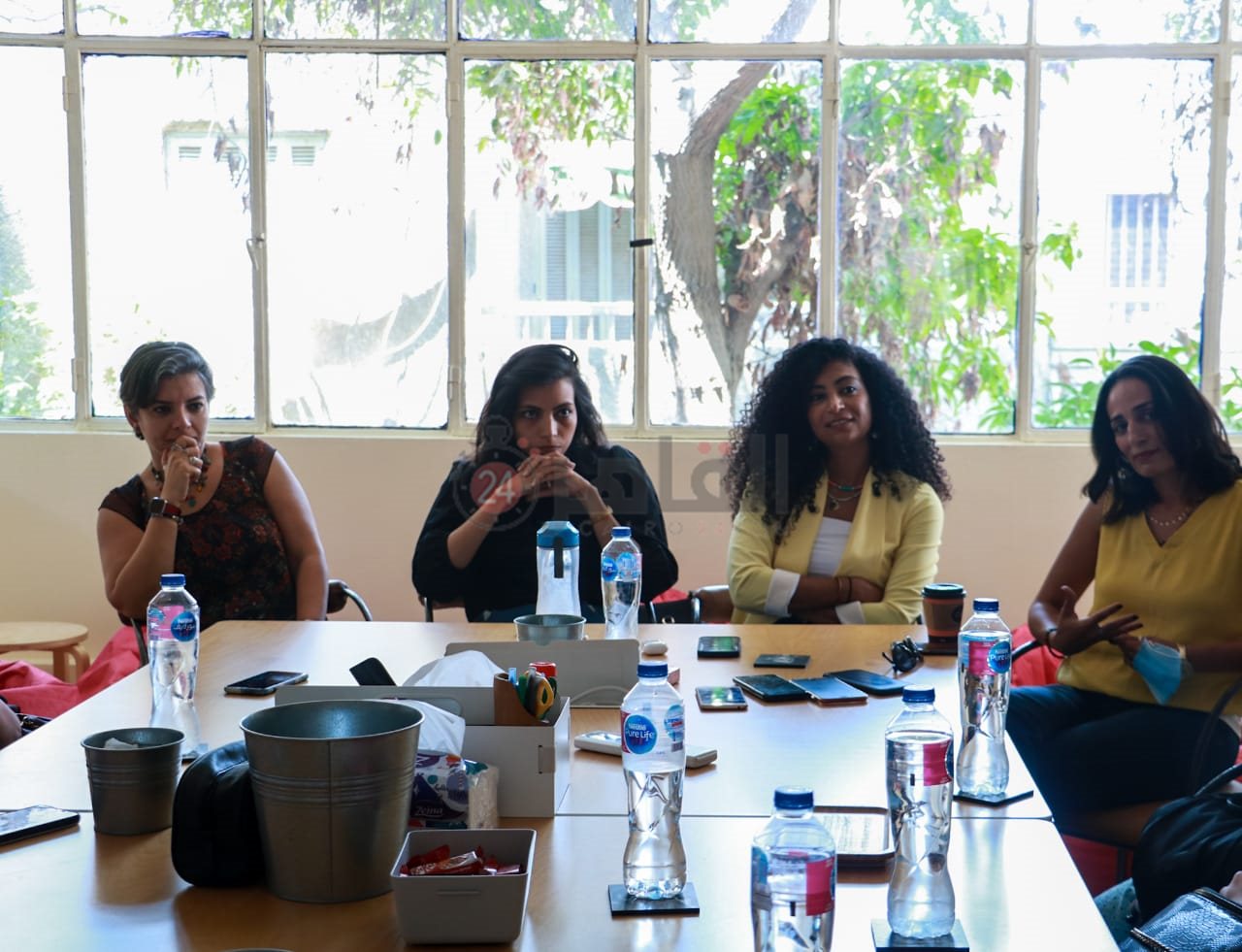 كاتبات ليه لأ خلال حديثهن (4)