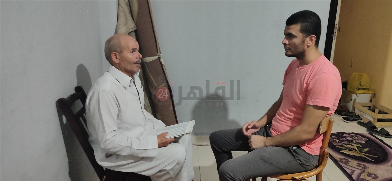 الأب أثناء حديثه لمراسل القاهرة 24