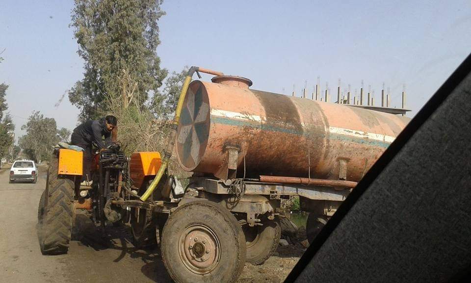 جرار كسح يتخلص من مياه الصرف في ترعة بالشرقية 02