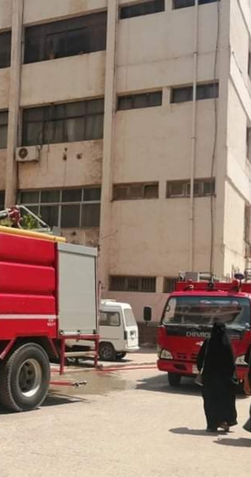 سيارات الحماية المدنية بجوار مبنى إدارة المستشفيات الجامعية بالزقازيق 02