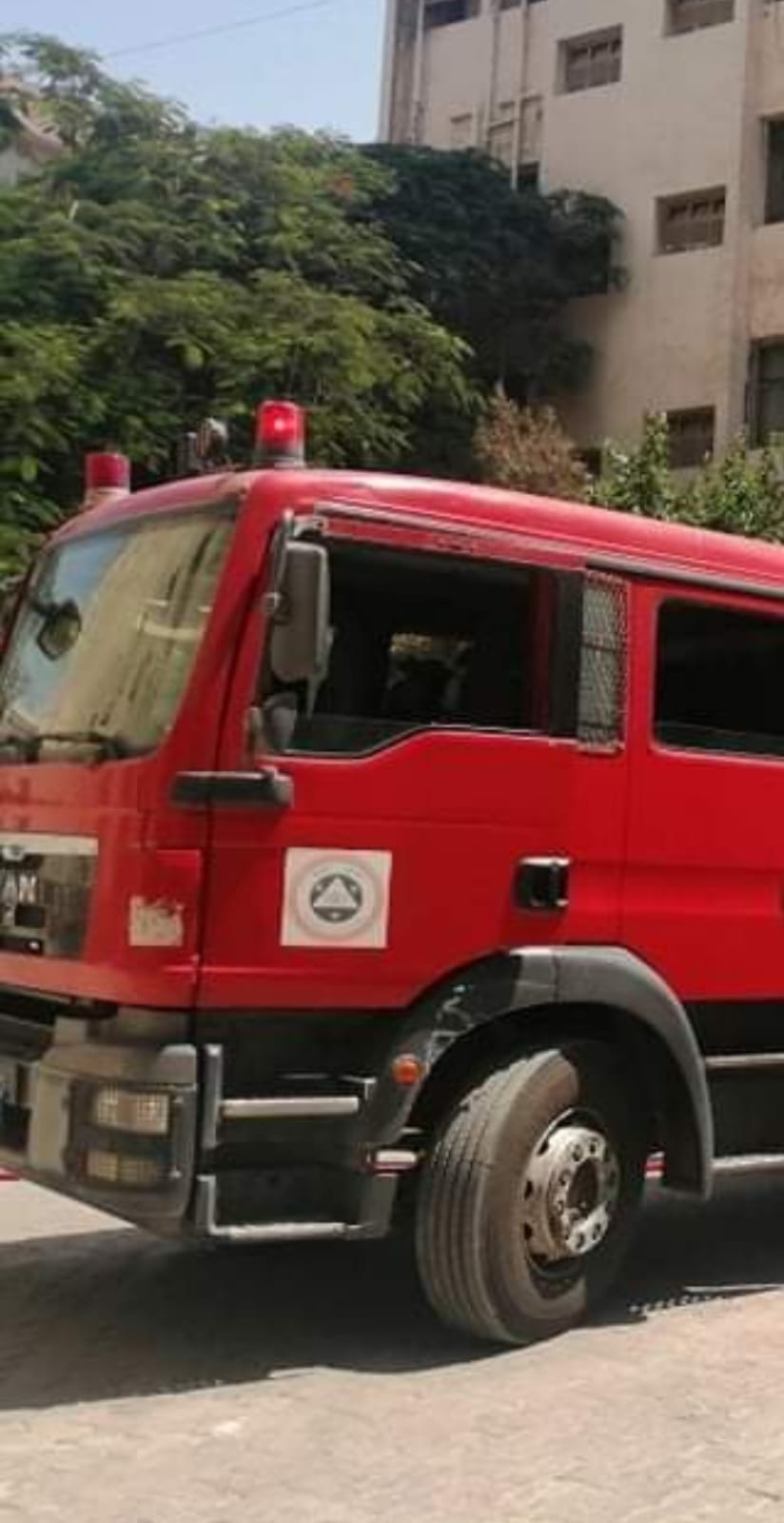 سيارات الحماية المدنية بجوار مبنى إدارة المستشفيات الجامعية بالزقازيق 03