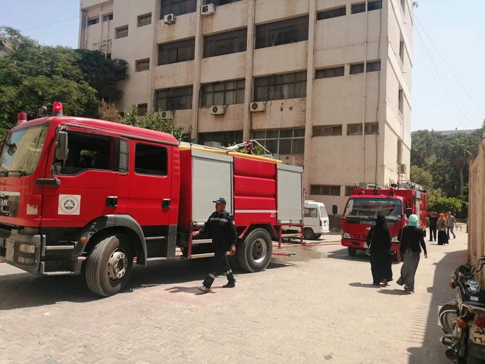 سيارات الحماية المدنية بجوار مبنى إدارة المستشفيات الجامعية بالزقازيق