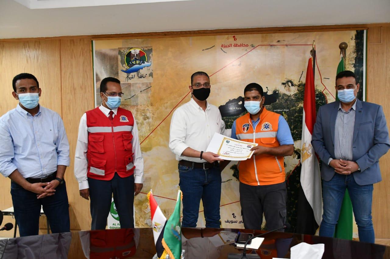 محافظ الفيوم يكرم مشرف الإسعاف بالمحافظة