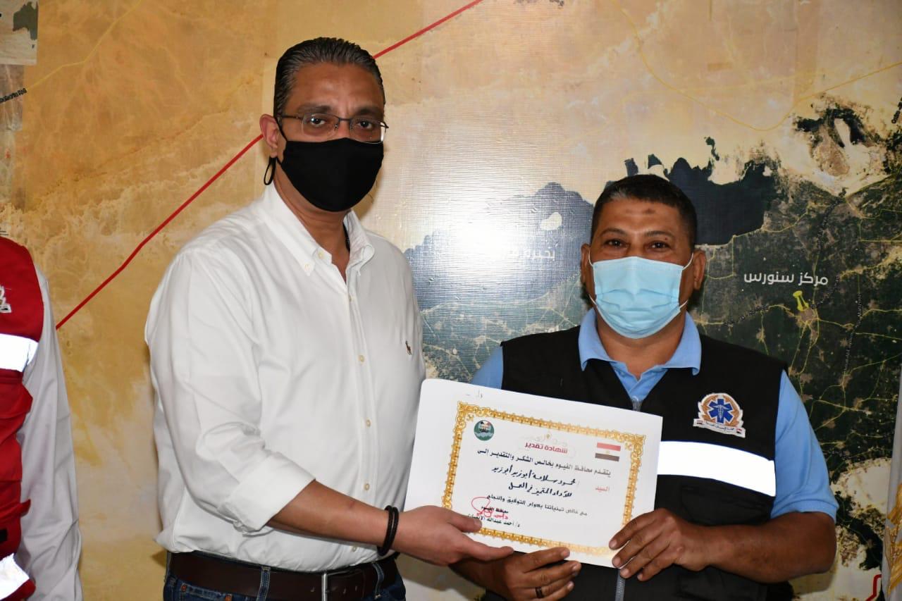 محافظ الفيوم يكرم المتميزين من فرع هيئة الإسعاف بالمحافظة