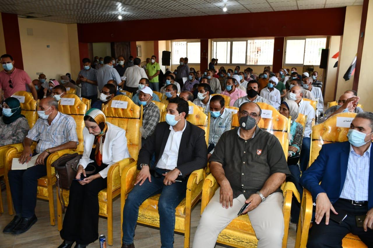 محافظ الفيوم يلتقي أهالي أبشواي