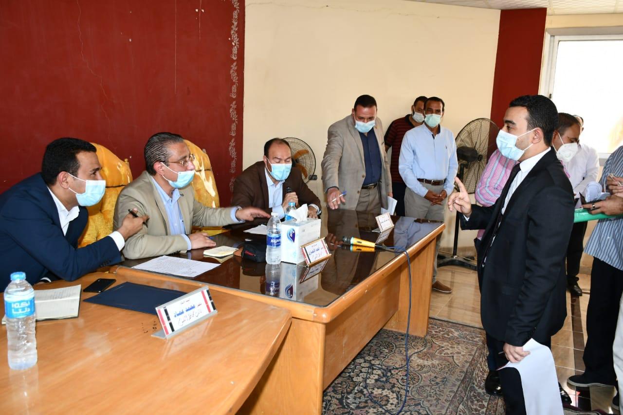 محافظ الفيوم يلتقي أهالي أبشواي