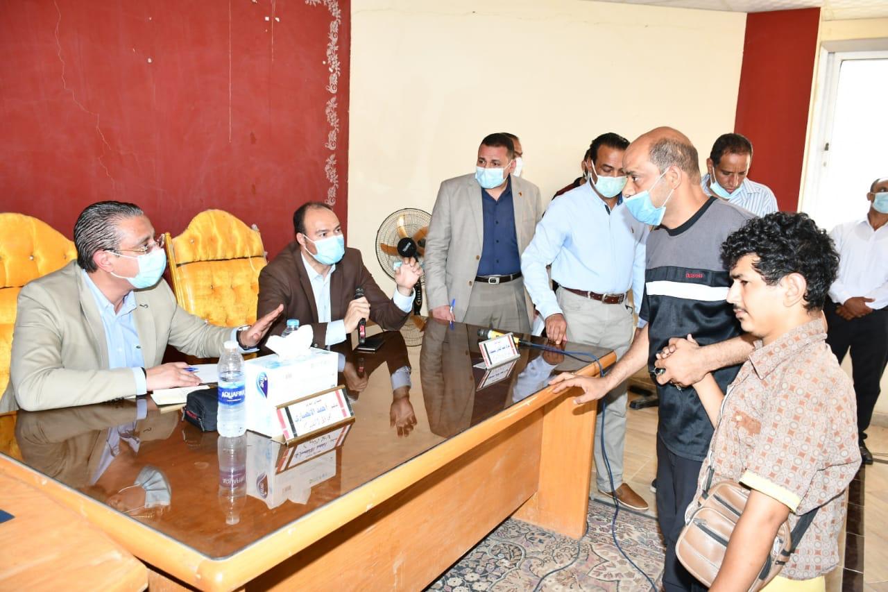 محافظ الفيوم يلتقي أهالي أبشواي