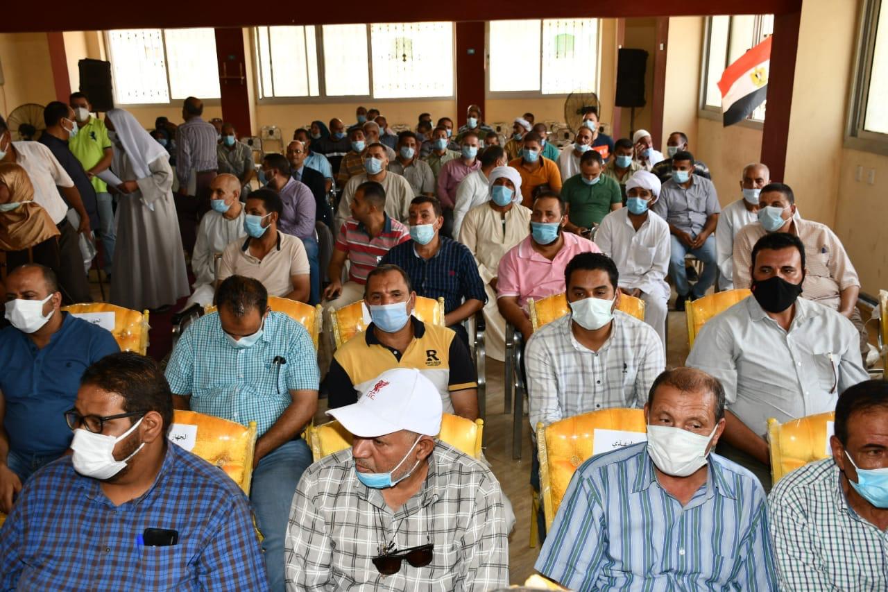 محافظ الفيوم يلتقي أهالي أبشواي