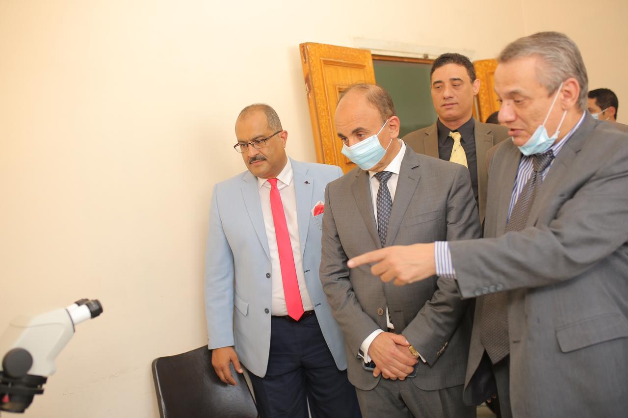 رئيس جامعة الزقازيق يفتتح وحدة الميكروسكوب الإلكترونية بكلية العلوم 01