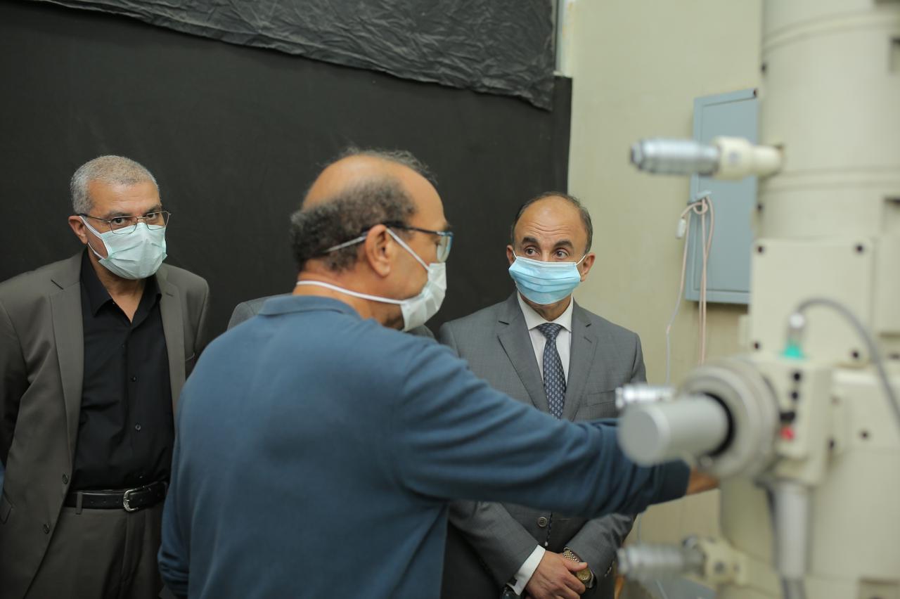 رئيس جامعة الزقازيق يفتتح وحدة الميكروسكوب الإلكترونية بكلية العلوم 04