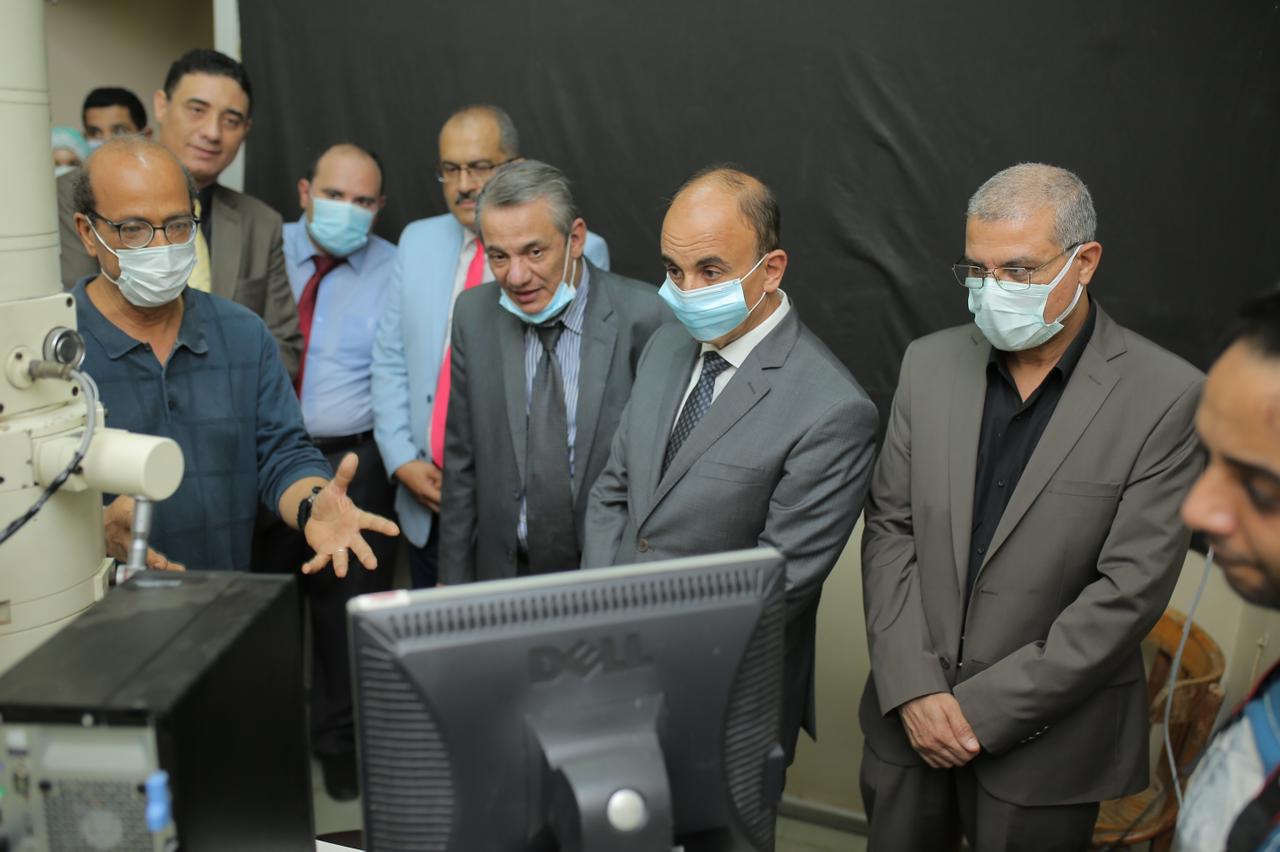 رئيس جامعة الزقازيق يفتتح وحدة الميكروسكوب الإلكترونية بكلية العلوم 05