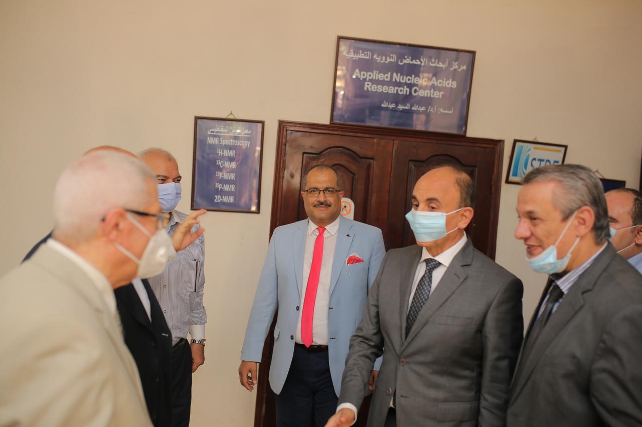 رئيس جامعة الزقازيق يفتتح وحدة الميكروسكوب الإلكترونية بكلية العلوم 06