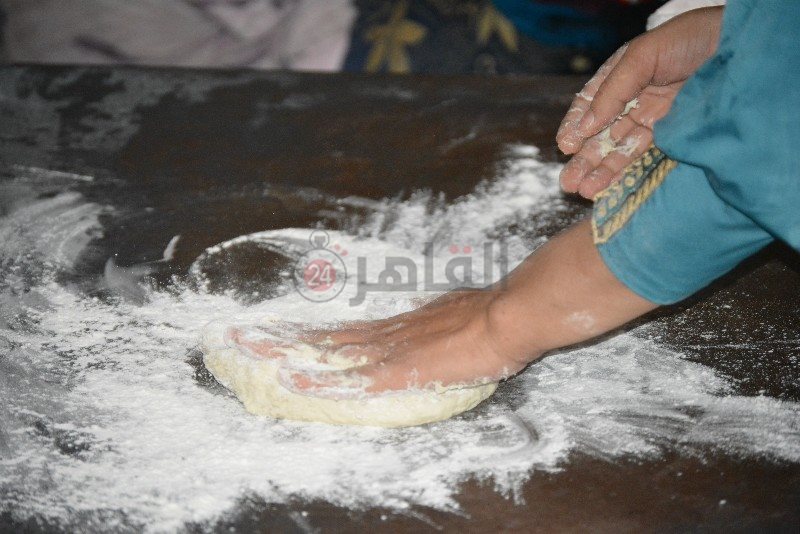 أم محمد تنفق من الفطير علي أبنائها 