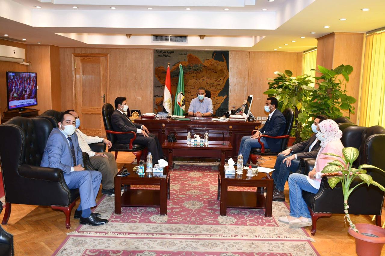 محافظ الفيوم يتابع أعمال القافلة البيطرية بقرية النزلة